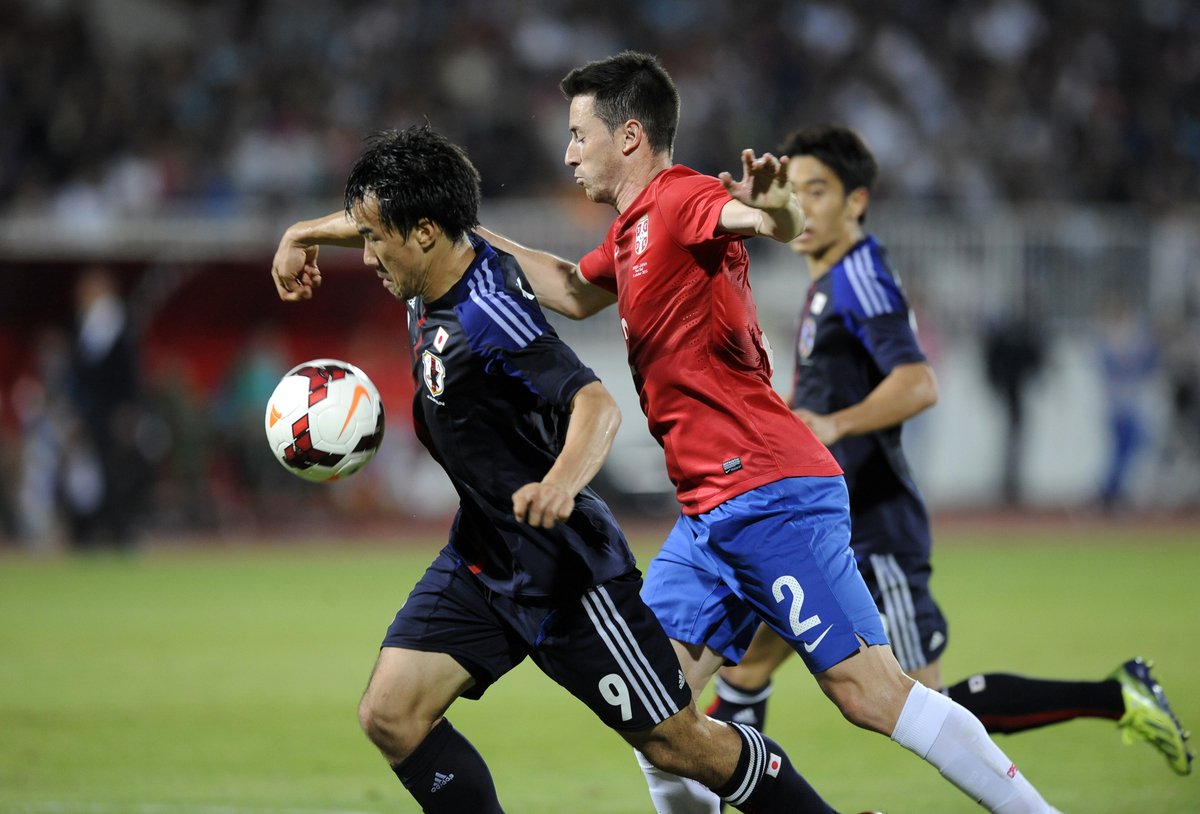 FUDBAL - Srbija - Japan, oprostajna utakmica Dejana Stankovica. SHINJI OKAZAKI - Sindzi Okazaki, fudbaler Japana, i ANTONIO RUKAVINA. Novi Sad, 11.10.2013. photo:N.Parausic