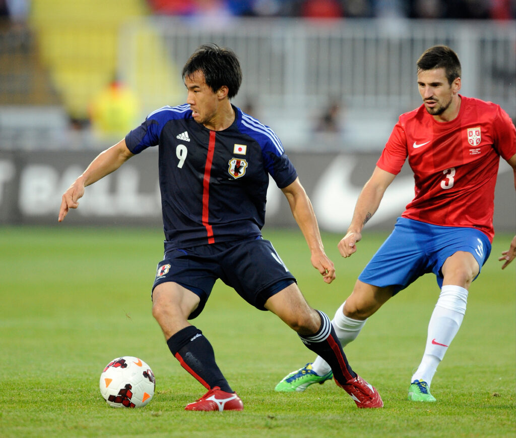 FUDBAL - Srbija - Japan, oprostajna utakmica Dejana Stankovica. SHINJI OKAZAKI - Sindzi Okazaki, fudbaler Japana, i NENAD TOMOVIC. Novi Sad, 11.10.2013. photo:N.Parausic