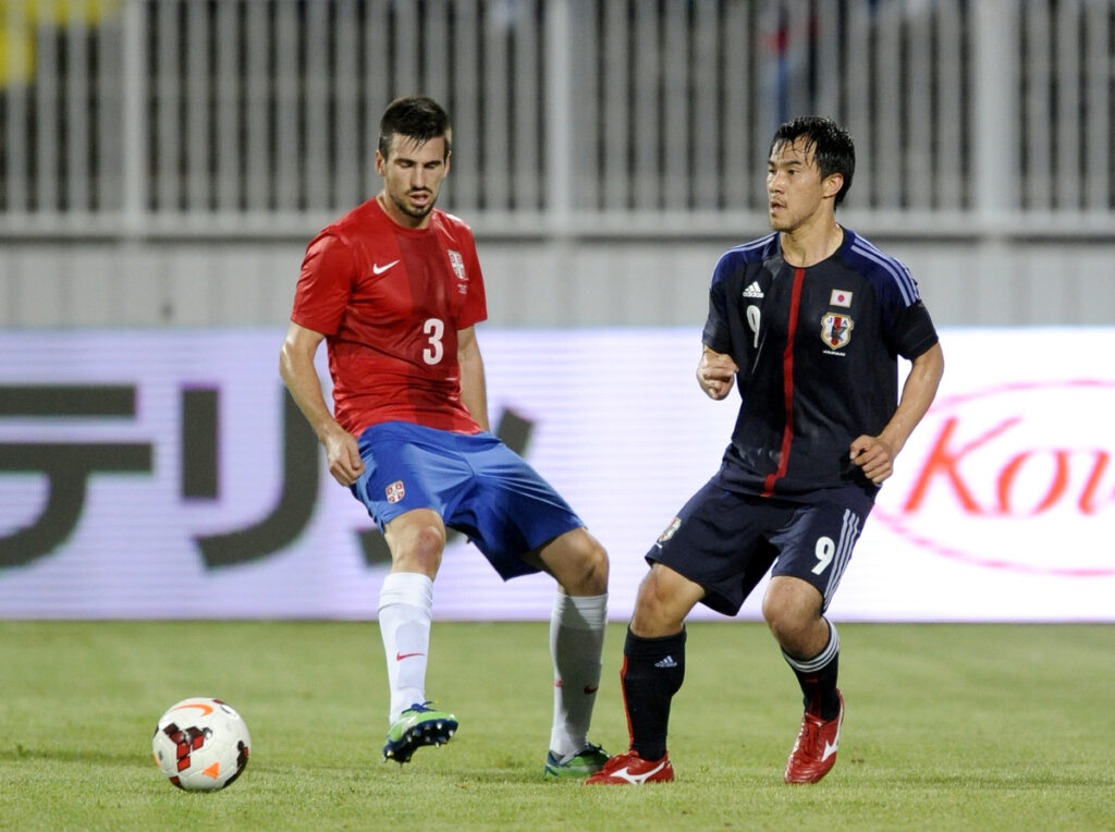 FUDBAL - Srbija - Japan, oprostajna utakmica Dejana Stankovica. NENAD TOMOVIC, fudbaler Srbije, i SHINJI OKAZAKI - Sindzi Okazaki. Novi Sad, 11.10.2013. photo:N.Parausic