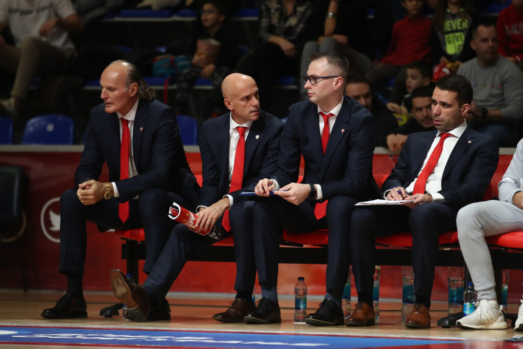 DUSKO IVANOVIC trener, CARLES MARCO Karles Marko, NENAD JAKOVLJEVIC i TODOR GALIC pomocni treneri kosarkasa Crvene Zvezde na utakmici ABA lige protiv Mornara u hali Aleksandar Nikolic, Beograd 10.12.2022. Foto: Ivica Veselinov / MN PRESS KOSARKA, BASKETBALL, CRVENA ZVEZDA, MORNAR BAR, ABA LIGA, ABA LEAGUE