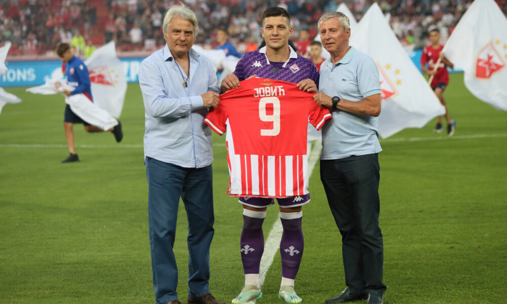 DUSAN SAVIC, LUKA JOVIC fudbaler Fiorentine, VLADIMIR PETROVIC PIZON clanovi Uprave na prijateljskoj utakmici protiv Crvene zvezde na stadionu Rajka Mitica, Beograd 26.07.2023. godine Foto: Marko Metlas Fudbal, Fiorentina, Prijateljska utakmica, Crvena zvezda