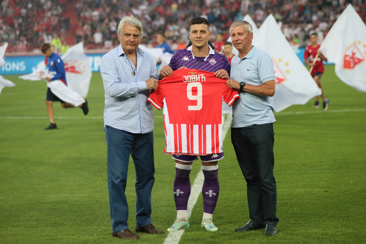 DUSAN SAVIC, LUKA JOVIC fudbaler Fiorentine, VLADIMIR PETROVIC PIZON clanovi Uprave na prijateljskoj utakmici protiv Crvene zvezde na stadionu Rajka Mitica, Beograd 26.07.2023. godine Foto: Marko Metlas Fudbal, Fiorentina, Prijateljska utakmica, Crvena zvezda