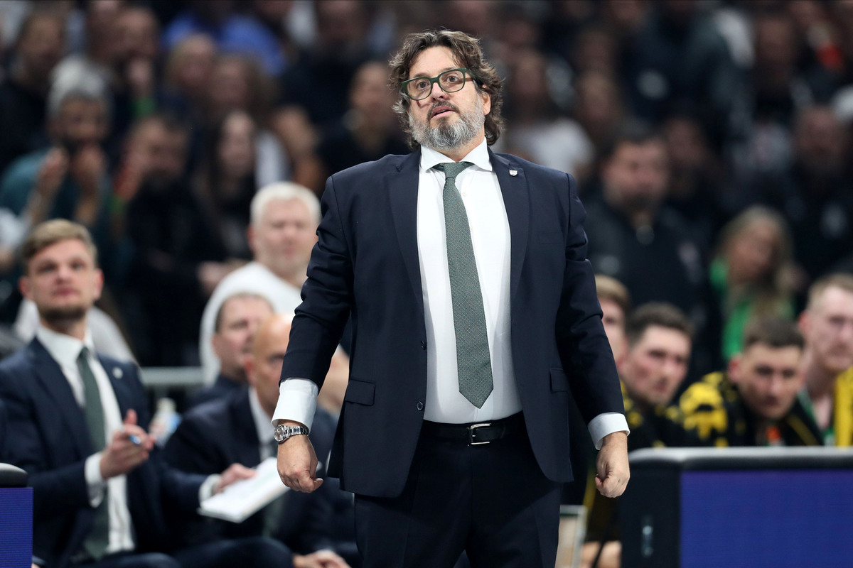 ANDREA TRINCHIERI Andrea Trinkieri bivsi trener kosarkasa Partizana na utakmici Evrolige protiv Zalgirisa Kaunas u hali Stark Beogradska arena, Beograd 26.01.2024. godine Foto: Marko Metlas Kosarka, Partizan, Evroliga, Zalgiris Kaunas