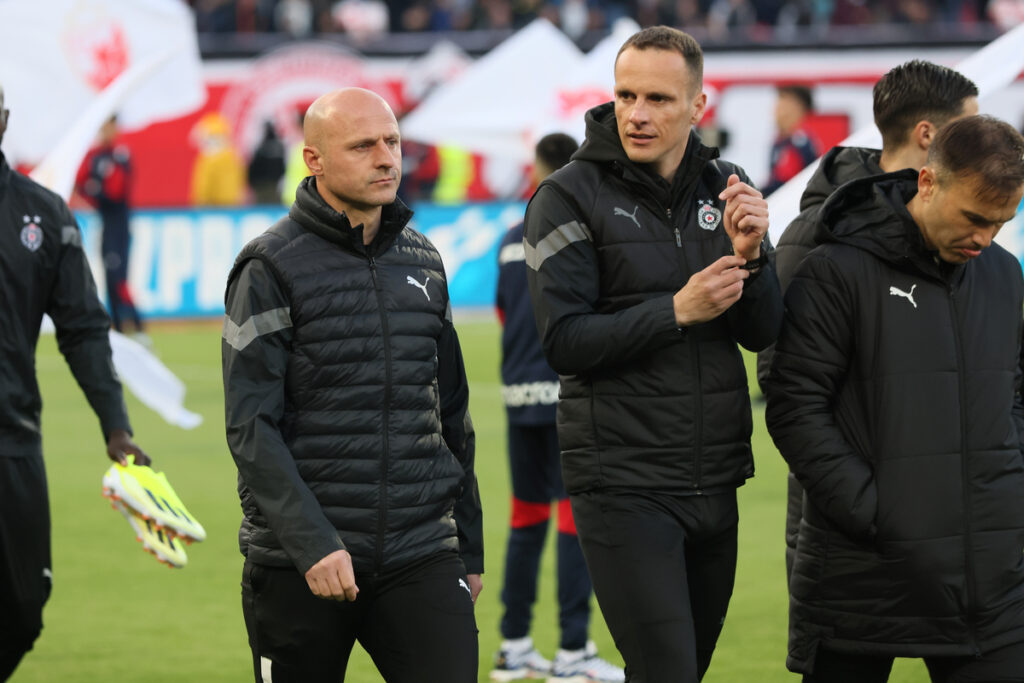 IGOR DULJAJ trener, MARKO JOVANOVIC pomocni trener fudbaleri Partizana na utakmici polufinala Kupa Srbije protiv Crvene zvezde na stadionu Rajka Mitica, Beograd, 24.04.2024. godine Foto: Marko Metlas Fudbal, Crvena zvezda, Kup Srbije, Partizan