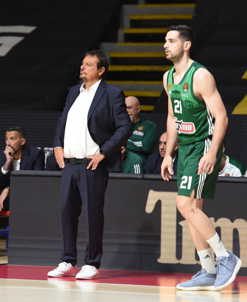 ERGIN ATAMAN, trener kosarkasa Panatinaikosa, i IOANNIS PAPAPETROU Joanis Papapetru, na utakmici plejofa Evrolige, protiv Makabija, u hali Aleksandar Nikolic. Beograd, 30.04.2024. photo: Nebojsa Parausic Kosarka, Euroleague, Makabi, Panatinaikos