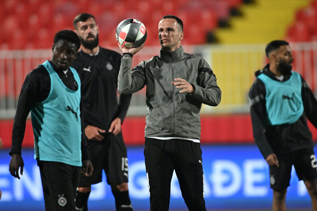 IBRAHIM ZUBAIRU, MARKO JOVANOVIC pomocni trener fudbaler Partizana na utakmici Kupa Srbije protiv Mladosti GAT na stadionu Karadjordje, Novi Sad 30.10.2024. godine Foto: Marko Metlas
Fudbal, Mladost GAT, Kup Srbije, Partizan