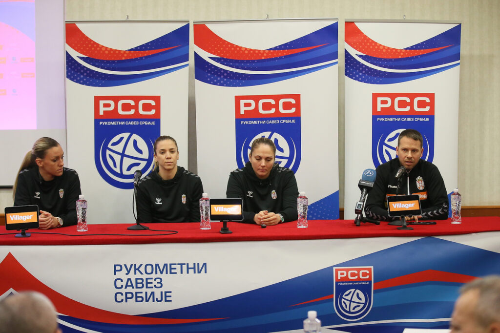 ANDJELA JANJUSEVIC, SANJA RADOSAVLJEVIC, JOVANA RISOVIC, UROS BREGAR selektor i trener rukometasica Srbije na konferenciji u hotelu M, Beograd 20.11.2024. godine Foto: Ivica Veselinov / MN PRESS RSS, RUKOMET, HANDBALL, ZENSKA REPREZENTACIJA, WOMANS NATIONAL TEAM, HOTEL M, KONFERENCIJA