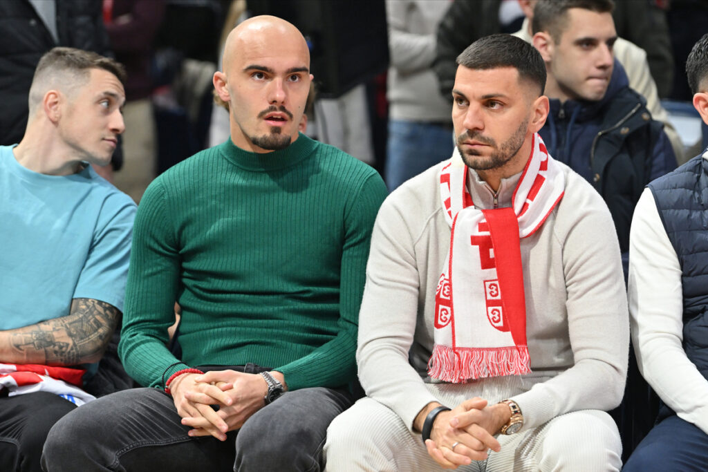 VANJA DRKUSIC i ALEKSANDAR DRAGOVIC fudbaleri, kosarkasi Crvene zvezde na utakmici Evrolige protiv Partizana u hali Beogradska arena, Beograd 21.11.2024. godine Foto: Marko Metlas Kosarka, Crvena zvezda, Evroliga, Partizan