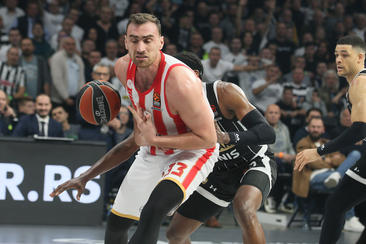 NIKOLA MILUTINOV kosarkas Olimpijakosa na utakmici Evrolige protiv Partizana u hali Beogradska Arena, Beograd 28.11.2024. godine Foto: Ivica Veselinov / MN PRESS KOSARKA, BASKETBALL, EVROLIGA, EUROLEAGUE, PARTIZAN, OLYMPIACOS, OLIMPIJAKOS