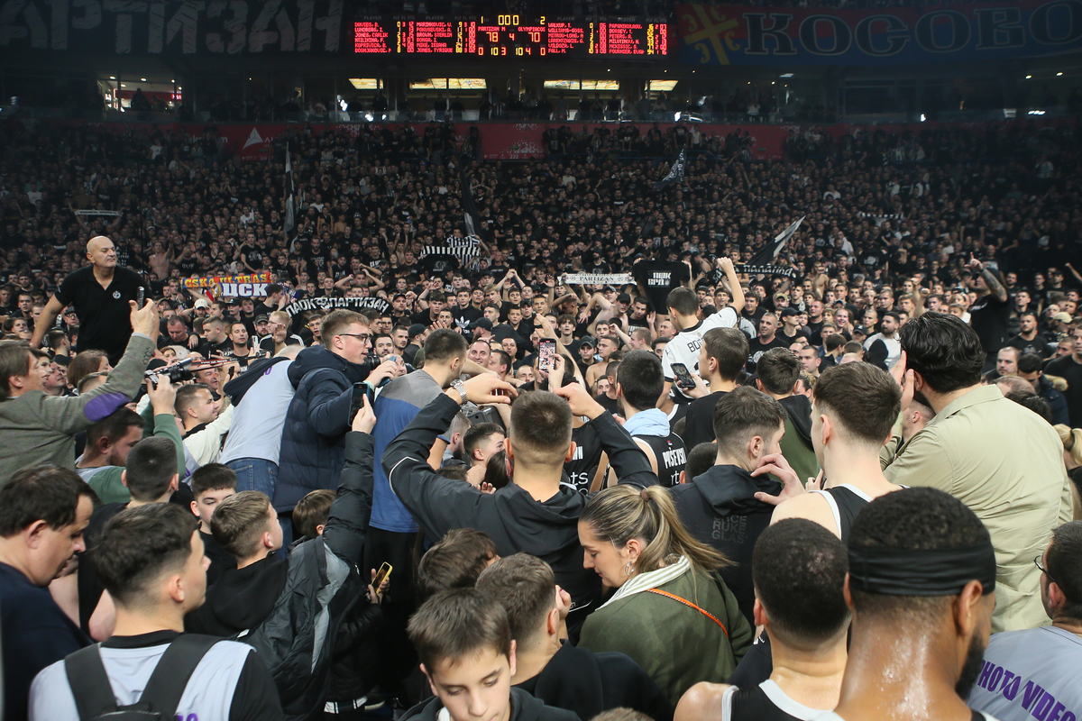 RADOST kosarkasa Partizana na utakmici Evrolige protiv Olimpijakosa u hali Beogradska Arena, Beograd 28.11.2024. godine Foto: Ivica Veselinov / MN PRESS KOSARKA, BASKETBALL, EVROLIGA, EUROLEAGUE, PARTIZAN, OLYMPIACOS, OLIMPIJAKOS