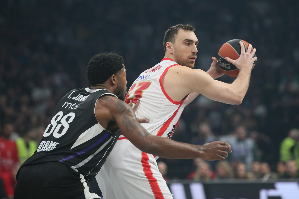 NIKOLA MILUTINOV kosarkas Olimpijakosa na utakmici Evrolige protiv Partizana u hali Beogradska Arena, Beograd 28.11.2024. godine Foto: Ivica Veselinov / MN PRESS KOSARKA, BASKETBALL, EVROLIGA, EUROLEAGUE, PARTIZAN, OLYMPIACOS, OLIMPIJAKOS