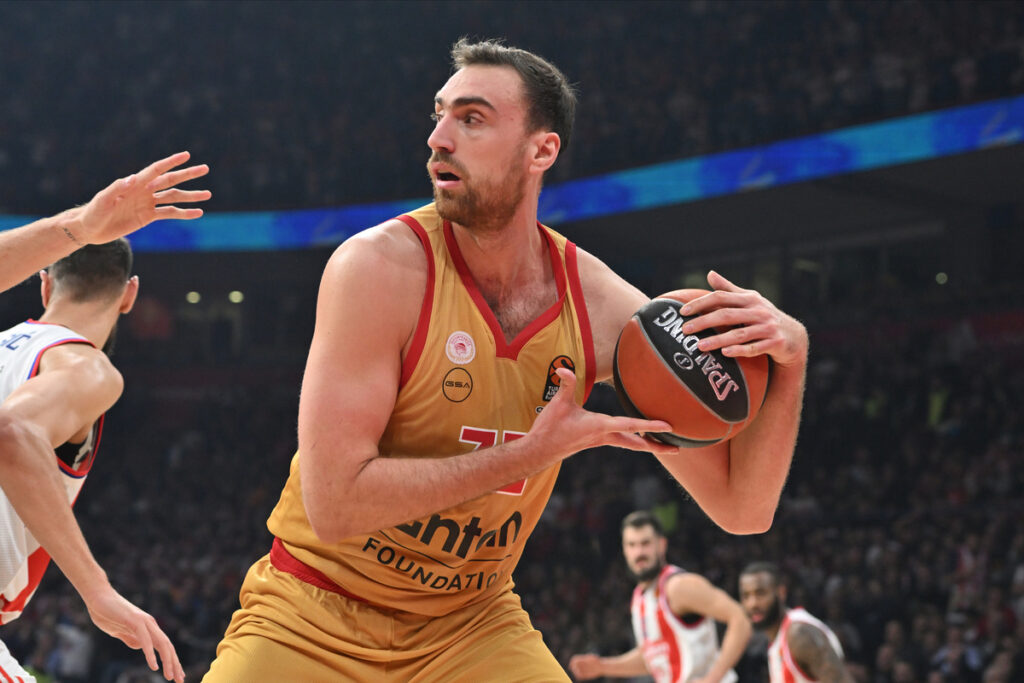 NIKOLA MILUTINOV kosarkas Olimpijakosa Pirej na utakmici Evrolige protiv Crvene zvezde u hali Beogradska arena, Beograd 13.12.2024. godine Foto: Marko Metlas Kosarka, Crvena zvezda, Evroliga, Olimpijakos Pirej