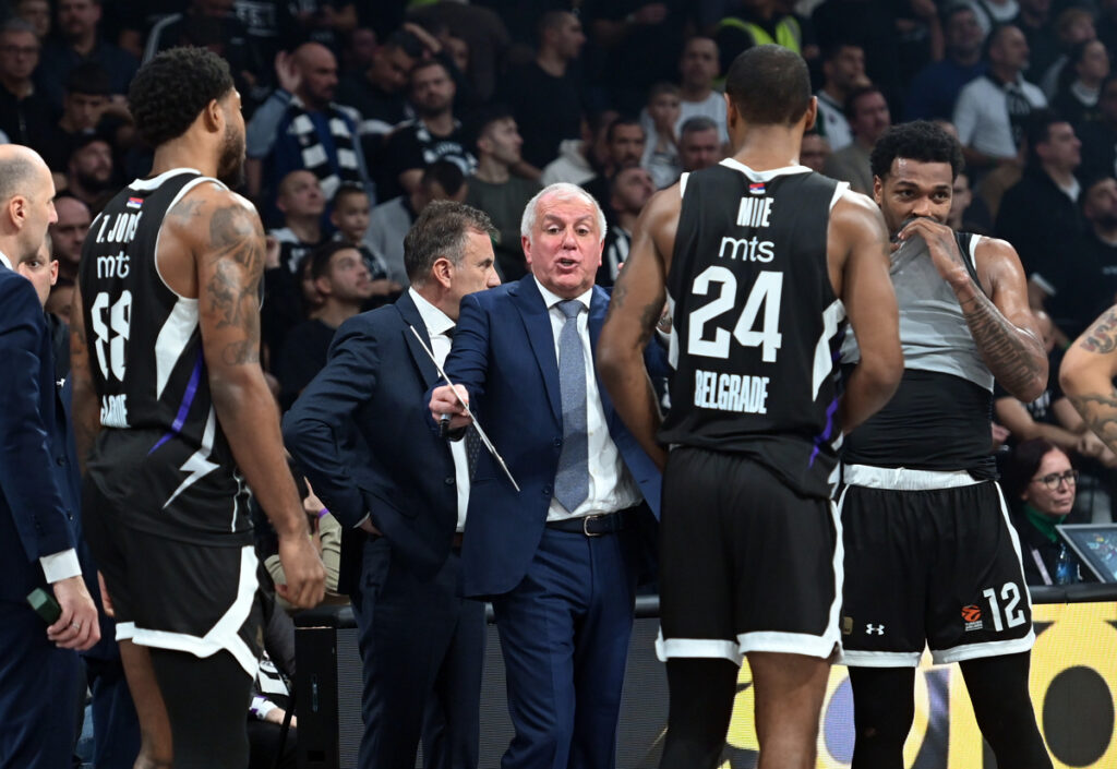 ZELJKO OBRADOVIC, trener kosarkasa Partizana, na utakmici Evrolige protiv ASVELa, u Beogradskoj Areni. Beograd, 17.12.2024. foto: Nebojsa Parausic Kosarka, Euroleague, Partizan, Asvel