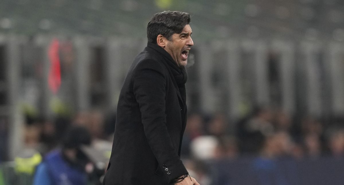 AC Milan's head coach Paulo Fonseca shouts during the Champions League opening phase soccer match between AC Milan and Red Star Belgrade, Crvena Zvezda, at the San Siro stadium in Milan, Italy, Wednesday, Dec. 11, 2024. (AP Photo/Antonio Calanni)