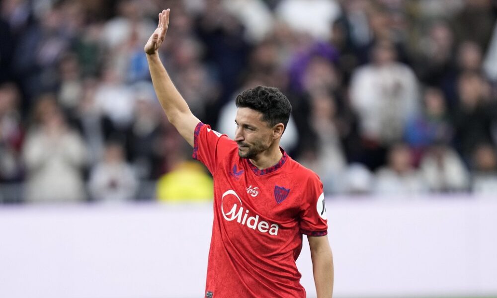 Sevilla's Jesus Navas cheers spectators prior to the start of the Spanish La Liga soccer match between Real Madrid and Sevilla at the Santiago Bernabeu Stadium in Madrid, Spain, Sunday, Dec. 22, 2024. (AP Photo/Bernat Armangue)