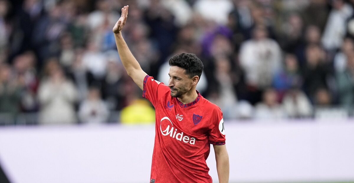 Sevilla's Jesus Navas cheers spectators prior to the start of the Spanish La Liga soccer match between Real Madrid and Sevilla at the Santiago Bernabeu Stadium in Madrid, Spain, Sunday, Dec. 22, 2024. (AP Photo/Bernat Armangue)