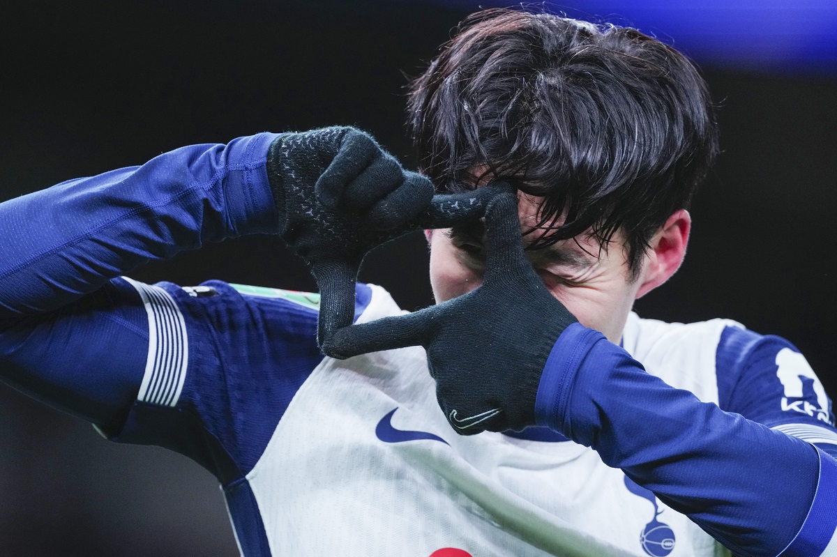 Tottenham's Son Heung-min celebrates after scoring his side's fourth goal during the English League Cup quarter-final soccer match between Tottenham and Manchester United, at the Tottenham Hotspur Stadium in London, Thursday, Dec. 19, 2024. (AP Photo/Dave Shopland )