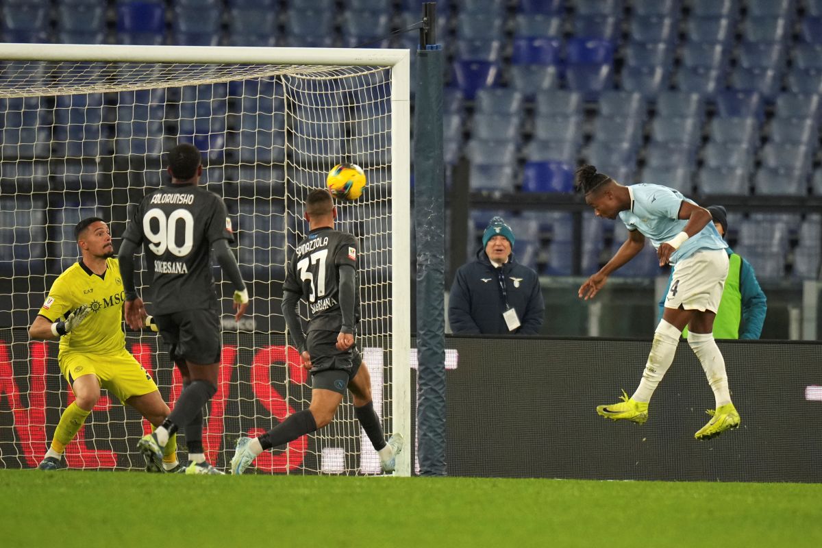 Lazio's Tijjani Noslin, right, scores his side's third goal during the Italian Cup soccer match between Lazio and Napoli at Rome's Olympic Stadium, Thursday, Dec. 5, 2024. (AP Photo/Andrew Medichini)