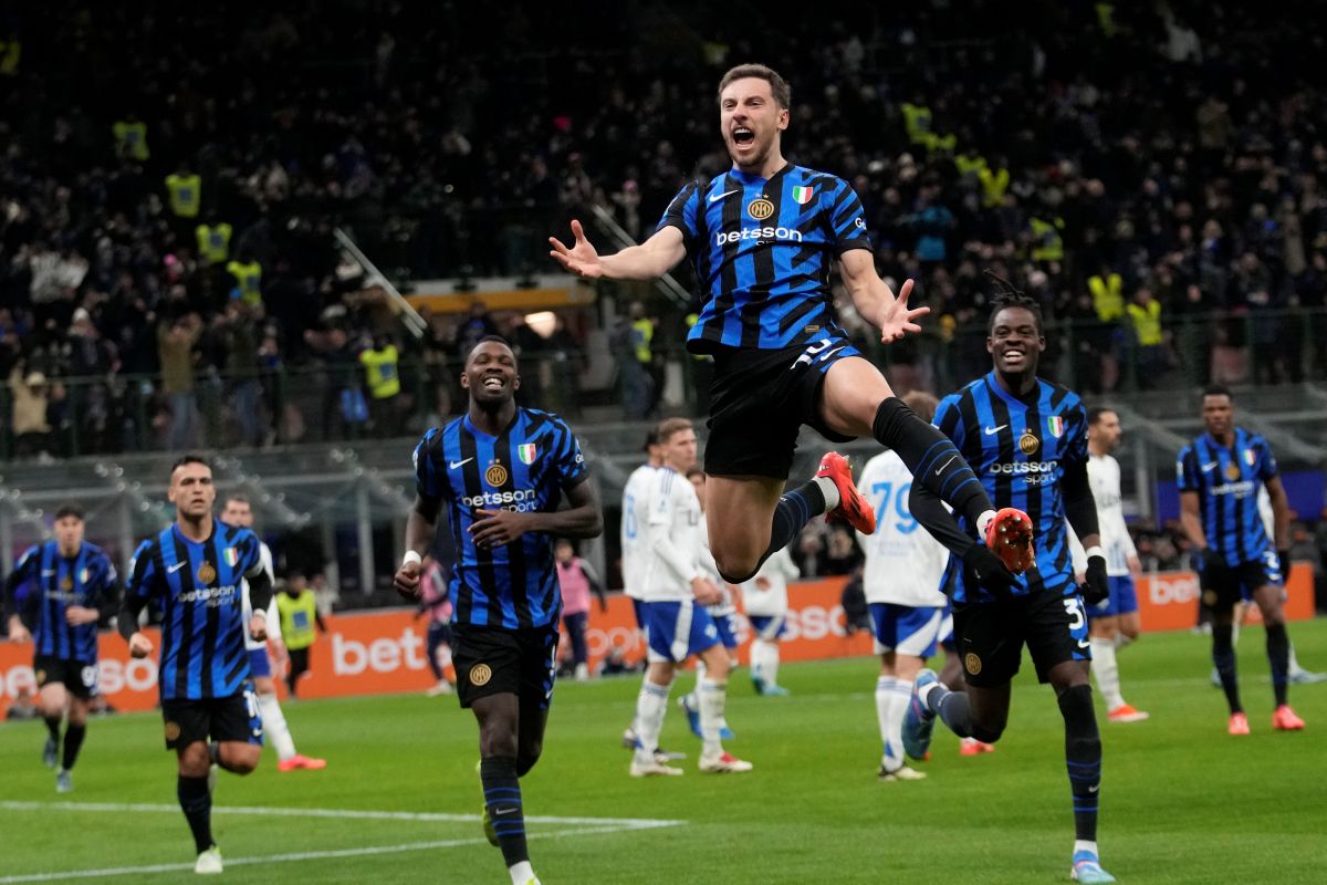 Inter Milan's Carlos Augusto, center, celebrates after scoring against Como during a Serie A soccer match between Inter Milan and Como at the San Siro stadium in Milan, Italy, Monday, Dec. 23, 2024. (AP Photo/Luca Bruno)