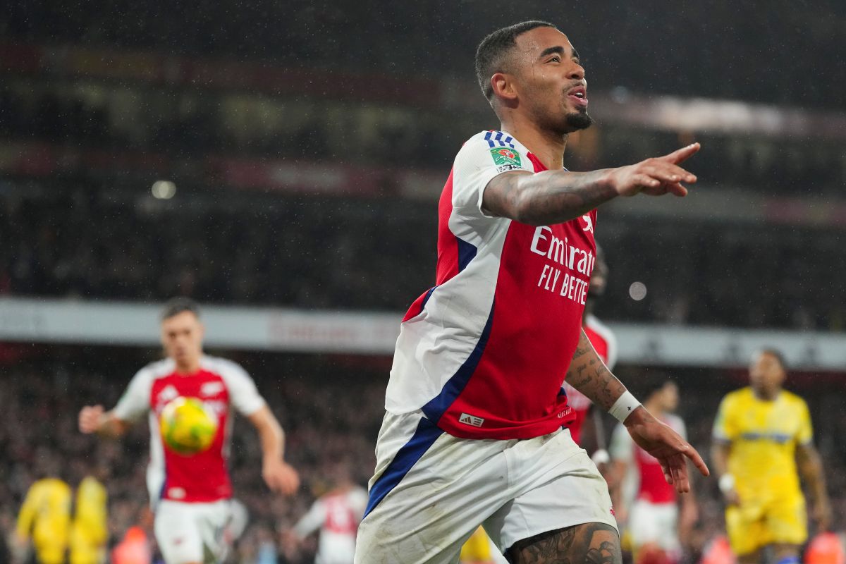 Arsenal's Gabriel Jesus celebrates after scoring his side's second goal during the English League Cup quarterfinal soccer match between Arsenal and Crystal Palace at Emirates stadium, in London, Wednesday, Dec. 18, 2024. (AP Photo/Kirsty Wigglesworth)