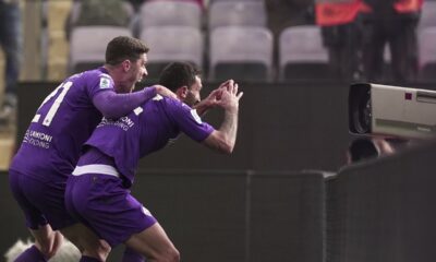 Fiorentina's Danilo Cataldi, right, celebrates scoring his side's first goal during the Serie A match between Fiorentina and Cagliari at the Artemio Franchi Stadium, in Florence, Italy, Sunday, Dec. 8, 2024 (Massimo Paolone/LaPresse via AP)