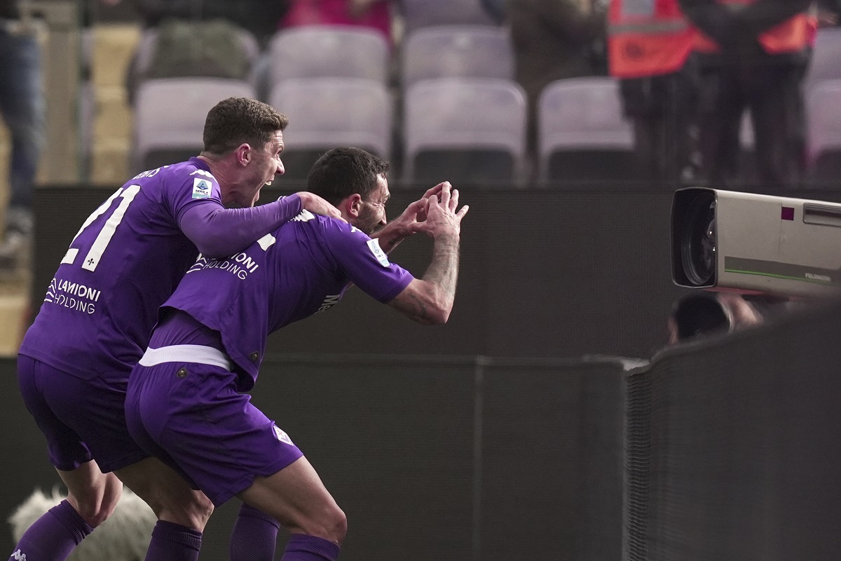 Fiorentina's Danilo Cataldi, right, celebrates scoring his side's first goal during the Serie A match between Fiorentina and Cagliari at the Artemio Franchi Stadium, in Florence, Italy, Sunday, Dec. 8, 2024 (Massimo Paolone/LaPresse via AP)