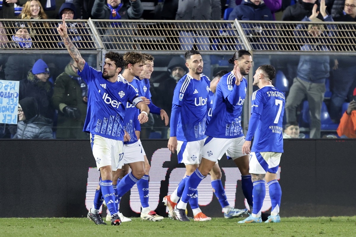 Como's Patrick Cutrone, left, celebrates scoring during the Serie A soccer match between Como and Lecce at the Giuseppe Sinigaglia stadium in Como, Italy, Monday Dec. 30, 2024. (Antonio Saia/LaPresse via AP)