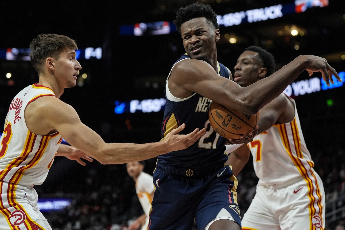 New Orleans Pelicans center Yves Missi (21) looses the ball againmst Atlanta Hawks guard Bogdan Bogdanovic (13) during the first half of an NBA basketball game, Monday, Dec. 2, 2024, in Atlanta. (AP Photo/Mike Stewart)