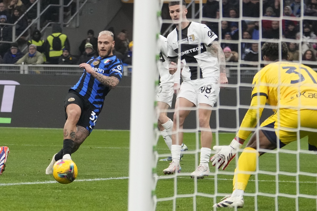 Inter Milan's Federico Dimarco scores during the Serie A soccer match between Inter Milan and Parma at the San Siro stadium in Milan, Italy, Friday, Dec.6, 2024. (AP Photo/Luca Bruno)