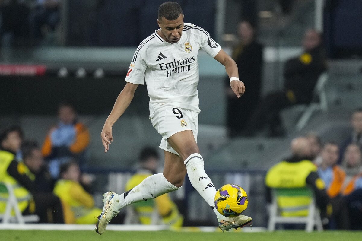 Real Madrid's Kylian Mbappe takes control of the ball during the Spanish La Liga soccer match between Real Madrid and Getafe at the Santiago Bernabeu Stadium in Madrid, Spain, Sunday, Dec. 1, 2024. (AP Photo/Bernat Armangue)