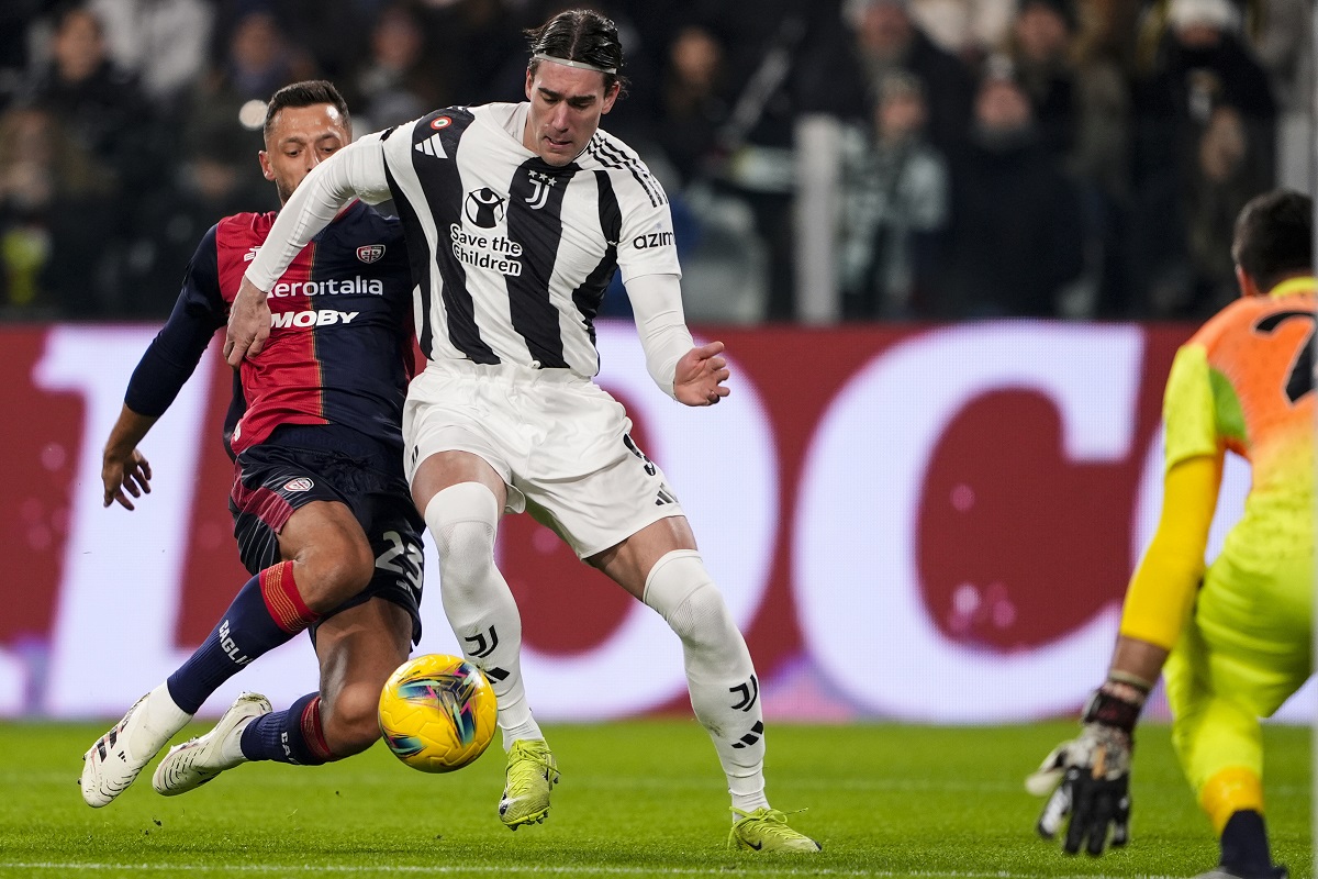 Juventus' Dusan Vlahovic, right, and Cagliari's Mateusz Wieteska, left, challenge for the ball during the round of sixteen Coppa Italia soccer match between Juventus Turin and Cagliari Calcio in Turin, Italy, Tuesday, Dec. 17, 2024. (Fabio Ferrari/LaPresse via AP)