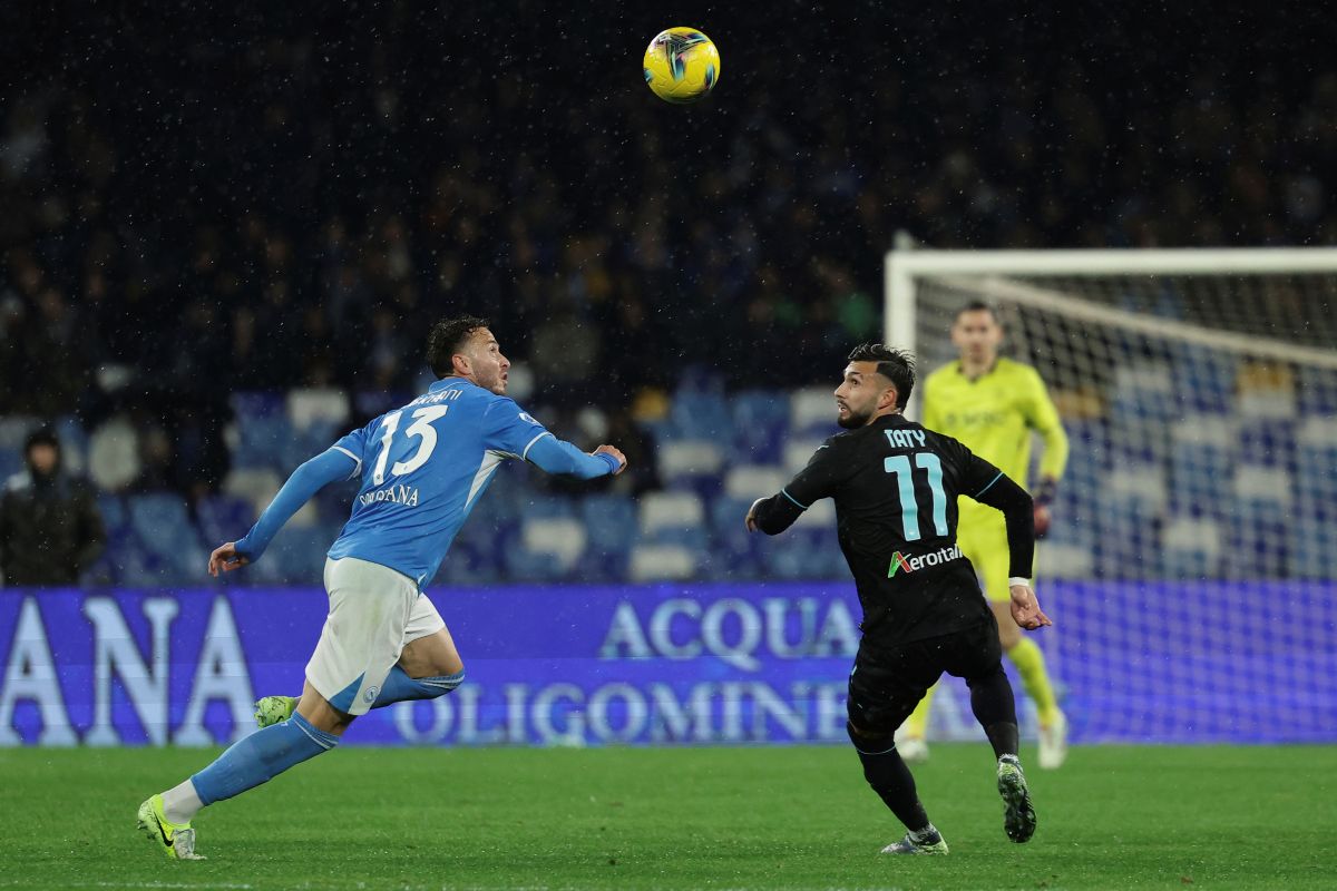 Napoli's Amir Rrahmani, left, and Lazio's Taty Castellanos challenge for the ball during the Serie A soccer match between Napoli and Lazio at the Diego Armando Maradona Stadium in Naples, Sunday, Dec. 8, 2024. (Alessandro Garofalo/LaPresse via AP)