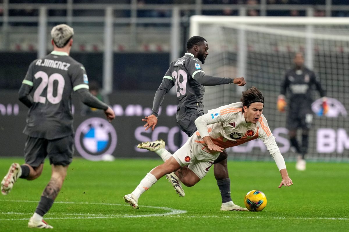 AC Milan's Youssouf Fofana, center left, and Roma's Paulo Dybala fights for the ball during the Serie A soccer match between AC Milan and Roma at the San Siro stadium, in Milan, Italy, Sunday, Dec. 29, 2024. (AP Photo/Antonio Calanni)