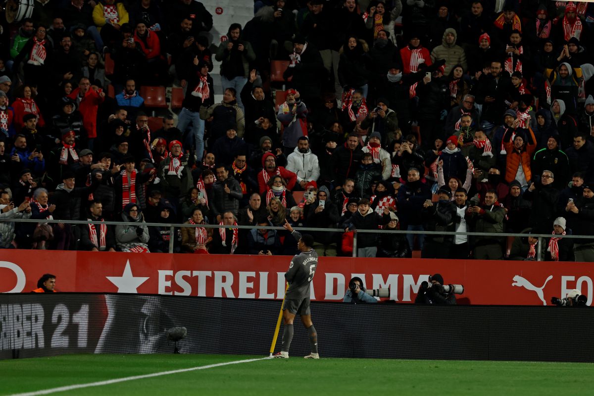 Real Madrid's Jude Bellingham celebrates in front of Girona supporters after scoring the opening goal during a Spanish La Liga soccer match between Girona and Real Madrid at the Montilivi stadium in Girona, Spain, Saturday, Dec. 7, 2024. (AP Photo/Joan Monfort)