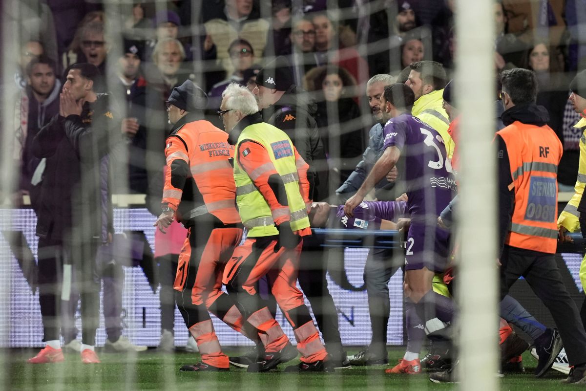 Italy Soccer Serie A Fiorentina's Edoardo Bove, injured, is transported to a waiting ambulance during the Serie A soccer match between Fiorentina and Inter at the Artemio Franchi Stadium in Florence, Italy, Sunday Dec. 1, 2024. The match was suspended and finally postponed as the injures appeared to be serious. (Massimo Paolone/LaPresse via AP)