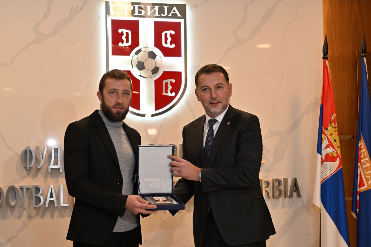 ZORAN RAKIC fudbaler Novog Sada urucenje plakete u sportskom centru FSS, Stara Pazova 20.12.2024. godine Foto: Marko Metlas Fudbal, Srbija, Plaketa