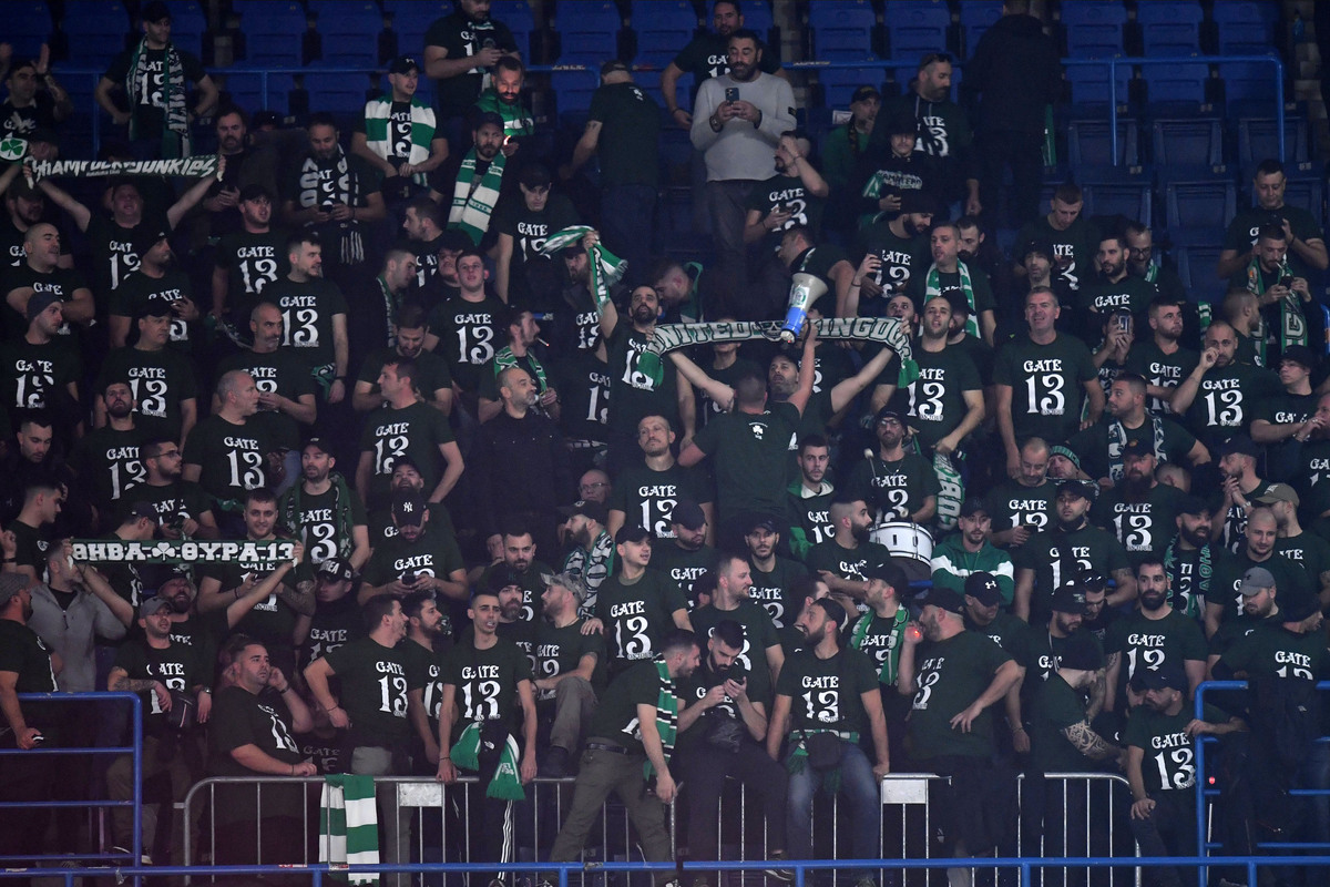 Navijači Panatinaikosa na utakmici Evrolige protiv Partizana u hali Stark Beogradska arena, Beograd 05.12.2024. godine Foto: Marko Metlas Kosarka, Partizan, Evroliga, Panatinaikos Atina