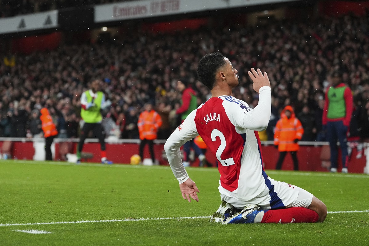 Arsenal's William Saliba celebrates after scoring his side's second goal during the English Premier League soccer match between Arsenal and Manchester United at Emirates stadium in London, Wednesday, Dec. 4, 2024. (AP Photo/Kirsty Wigglesworth)