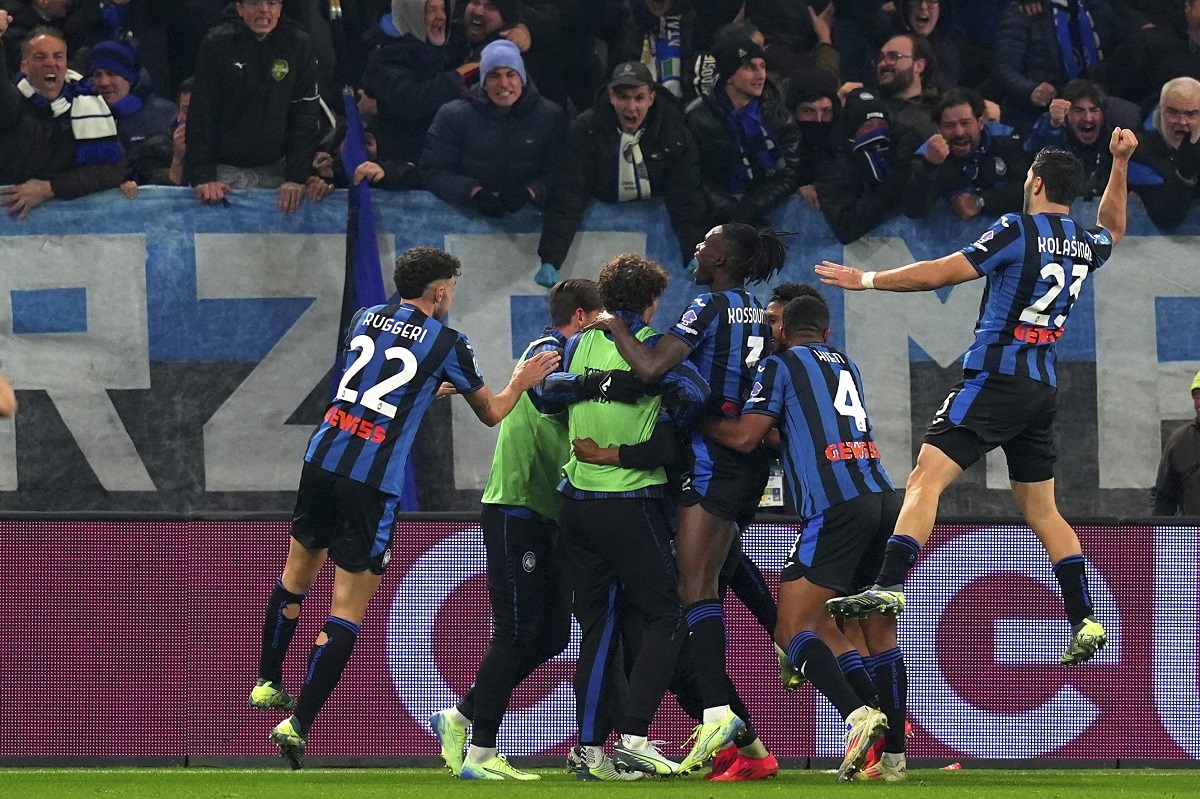 Atalanta's team players celebrate after Ademola Lookman scored his side's second goal during the Italian Series A soccer match between Atalanta and AC Millan at the Gewiss Stadium in Bergamo, Italy, Friday, Dec. 6 , 2024. (Spada/LaPresse via AP)