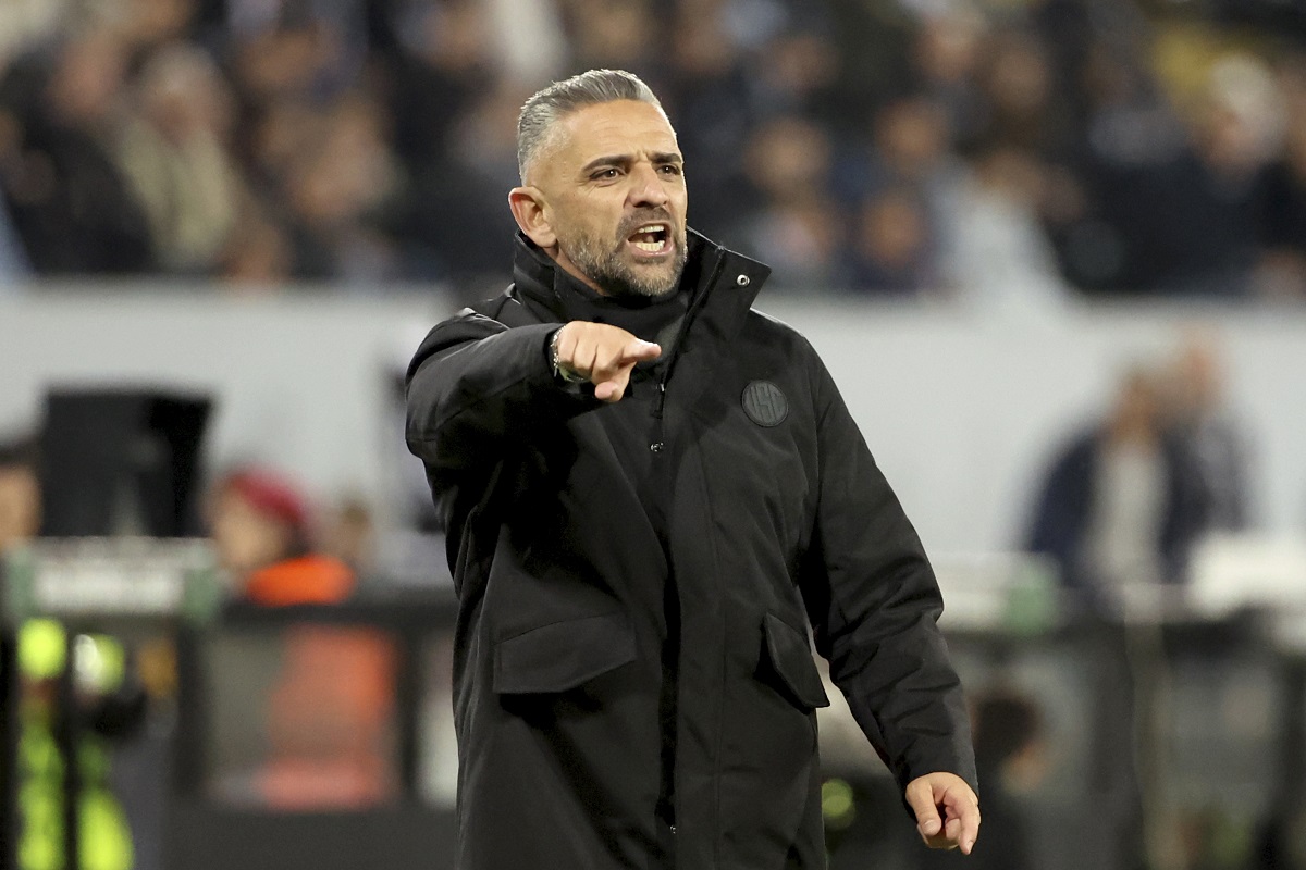 Vitoria's head coach Rui Borges gestures during the Europa Conference League opening phase soccer match between Vitoria SC and Fiorentina at the D. Afonso Henriques stadium in Guimaraes, Portugal, Thursday, Dec. 19, 2024. (AP Photo/Luis Vieira)