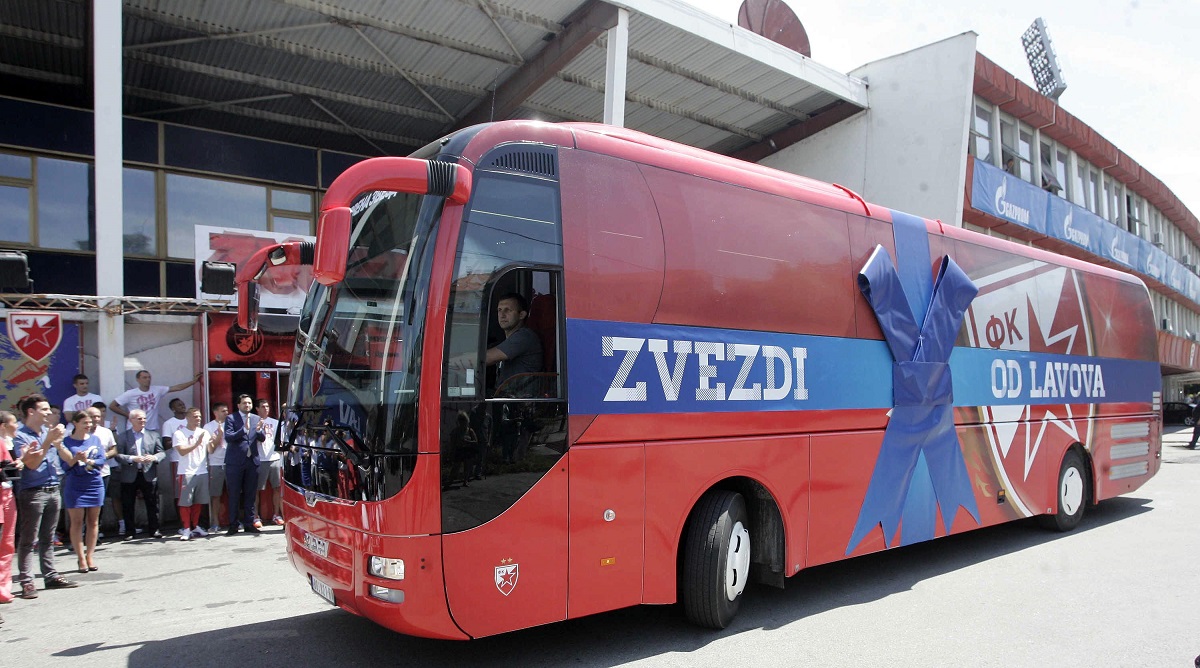 Autobus sa fudbalerima Zvezde