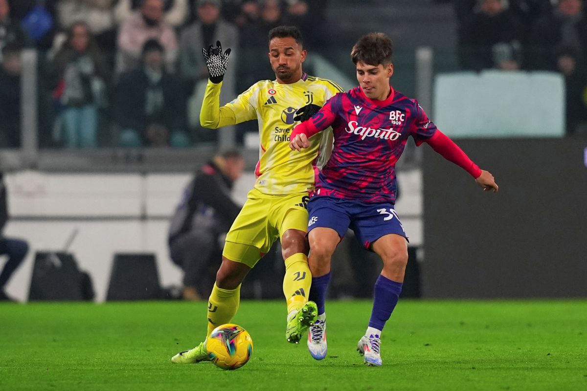 Bologna's Benjamin Dominguez, right, and Juventus' Danilo fight for the ball during the Italian Serie A soccer match between Juventus and Bologna at the Allianz Stadium in Turin, Italy, Saturday, Dec. 7, 2024. (Spada/LaPresse via AP)