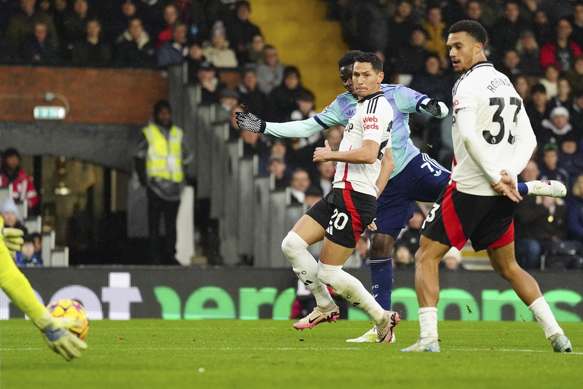 Arsenal's Bukayo Saka, centre, makes an attempt to score during the English Premier League soccer match between Fulham and Arsenal, at the Craven Cottage Stadium in London, Sunday, Dec. 8, 2024. (AP Photo/Dave Shopland)