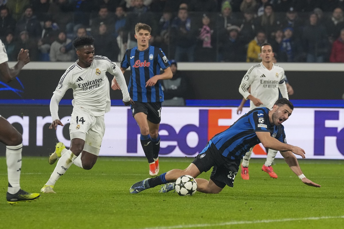 Atalanta's Sead Kolasinac, right, is fouled to earn his team a penalty kick during the Champions League opening phase soccer match between Atalanta and Real Madrid at the Bergamo's stadium, in Bergamo, Italy, Tuesday, Dec. 10, 2024. (AP Photo/Antonio Calanni)