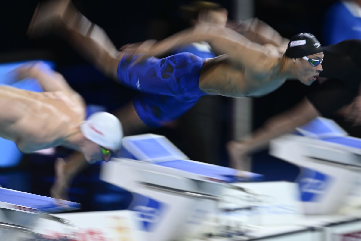 Jordan Crooks of the Cayman Islands starts the 100-meter freestyle semifinal at the World Short Course Swimming Championships in Budapest, Hungary, Wednesday, Dec. 11, 2024. (AP Photo/Denes Erdos)