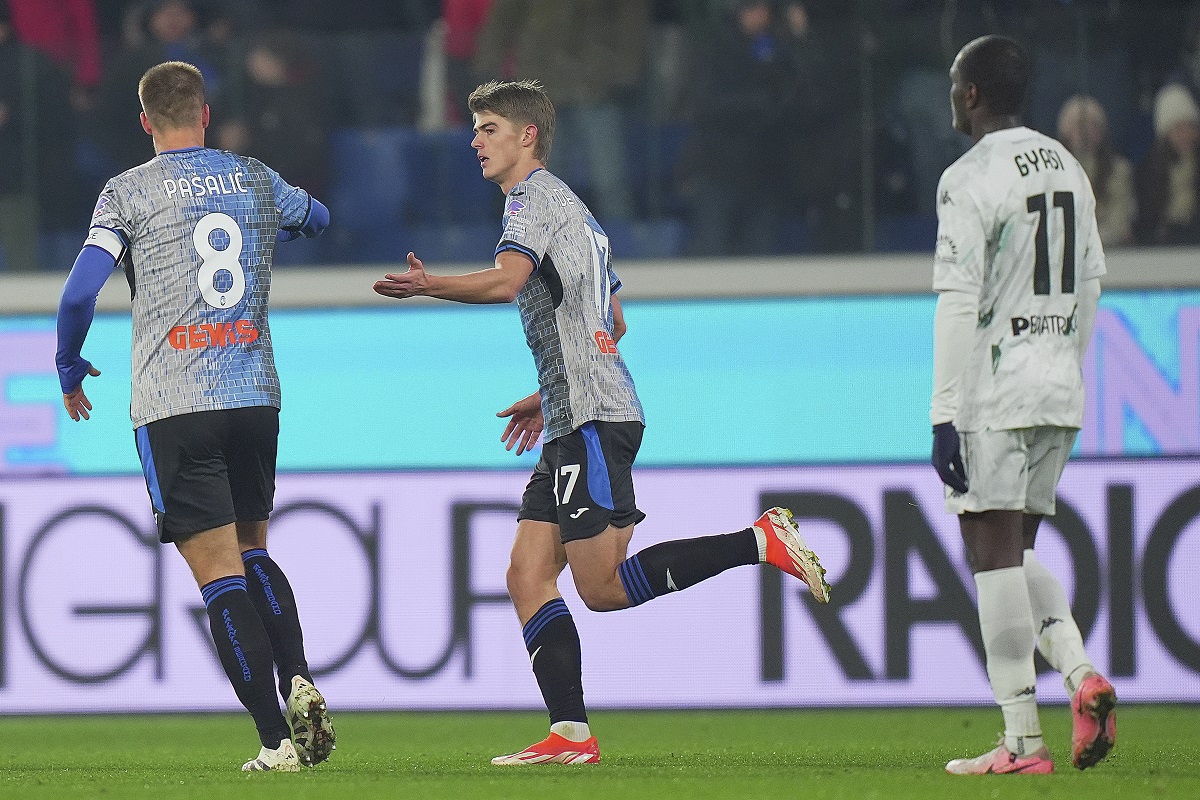 Atalanta's Charles De Ketelaere, centre, celebrates after scoring his side's first goal during the Serie A soccer match between Atalanta and Empoli at Gewiss Stadium in Bergamo, Italy, Sunday, Dec. 22 , 2024. (Spada/LaPresse via AP)