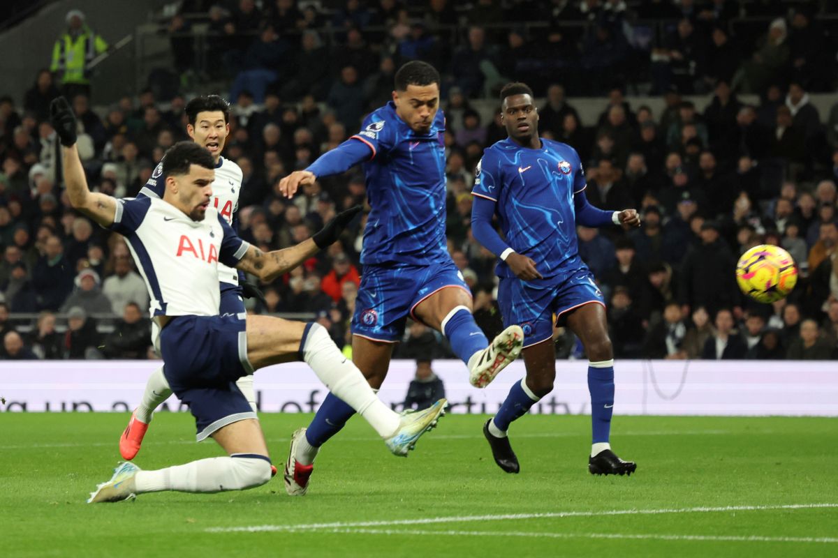 Tottenham's Dominic Solanke scores his side's first gola during the English Premier League soccer match between Tottenham Chelsea, at the Hotspur stadium in London, Sunday, Dec.8, 2024. (AP Photo/Ian Walton)