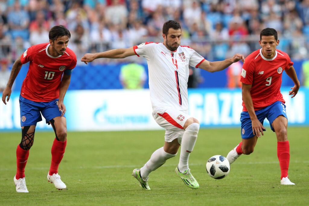 LUKA MILIVOJEVIC fudbaler reprezentacije Srbije na utakmici FIFA Svetskog prvenstva u Rusiji protiv BRYAN RUIZ Brajan Ruiz i DANIEL COLINDRES Danijel Kolindres iz Kostarike na stadionu Samara arena, Samara 17.06.2018. godine Foto: Marko Metlas Fudbal, Srbija, FIFA Svetsko prvenstvo 2018, Rusija, Kostarika