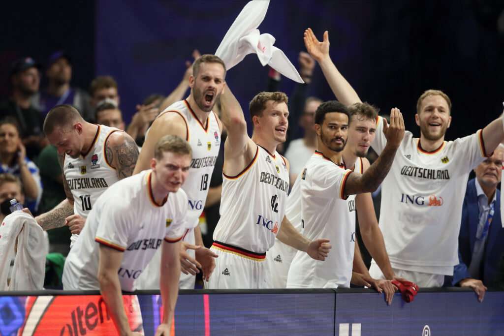 DANIEL THEIS Daniel Tajs, JUSTUS HOLLATZ Justus Holac, JONAS WOHLFARTH BOTTERMANN Jonas Volfart Boterman, ANDREAS OBST, NICK WEILER BABB Nik Vajler Bab, FRANZ WAGNER Franc Vagner, CHRISTIAN SENGFELDER Kristijan Senngfelder radost kosarkasa reprezentacije Nemacke na utakmici cetvrtfinala 1/4 FIBA Evropskog prvenstva protiv Grcke u Mercedes Benc areni, Berlin 13.09.2022. godine Foto: Marko Metlas Kosarka, Grcka, FIBA Evropsko prvenstvo,Nemacka