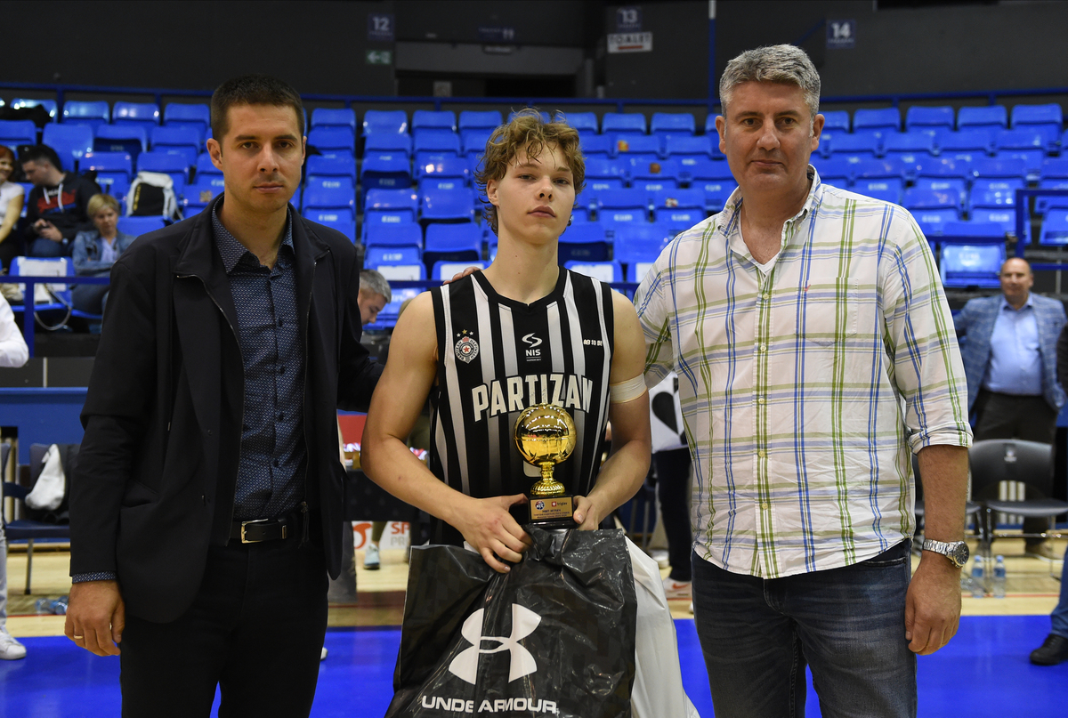 LUCA IONUT ILLES Luka Iles, MVP finalnog turnira i MILENKO TEPIC i MLADJAN SILOBAD, u hali sportova Ranko Zeravica. Beograd, 12.05.2024. foto: Nebojsa Parausic Kosarka, U16, Finale play off, Mega Mis, Partizan, Radost